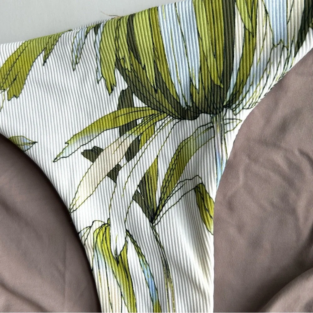 🍒NWT Vitamin A Swimwear Bikini Bottom. Reversible. Size: 6/Small - Picture 8 of 12